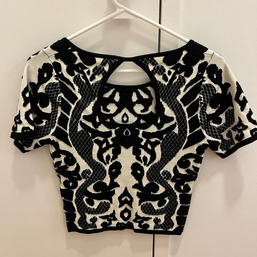 NWOT! Lucy Paris Black and Cream Crop Top - Picture 3 of 4